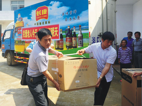 公司把一批價值兩萬余元的空調、電視、熱水器等物資捐贈給敬老院的老人們